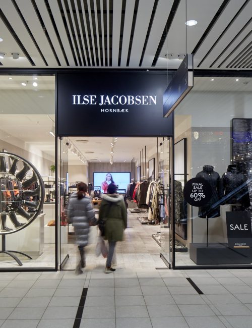 9. Stort udstillingsvindue. Hel glasvæg med omløbende ramme af sorte aluminiumsprofiler